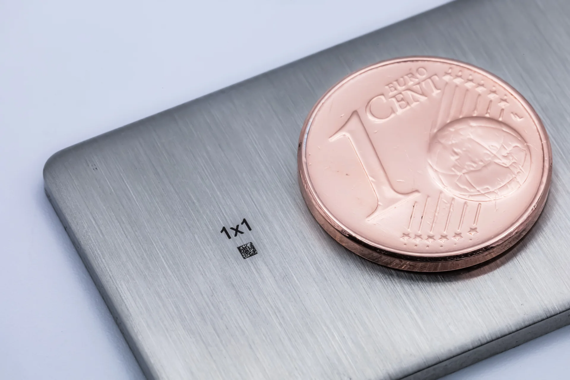 DataMatrix-Code mit einem Millimeter Kantenlänge neben einer Ein-Cent-Münze