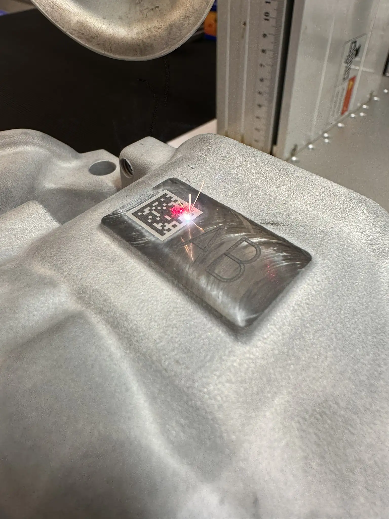 DataMatrix-Code wird auf ein Aluminium-Gussbauteil gelasert
