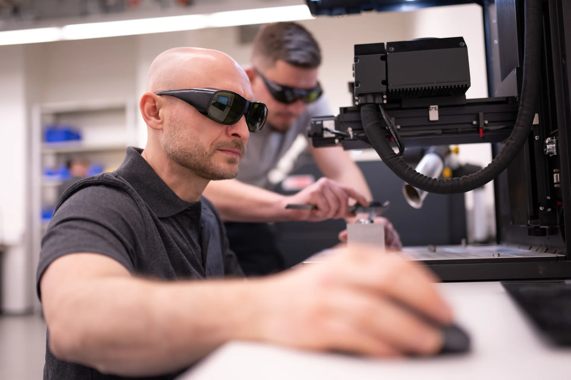 Team der EB Lasertechnik an der Laseranlage in Pforzheim