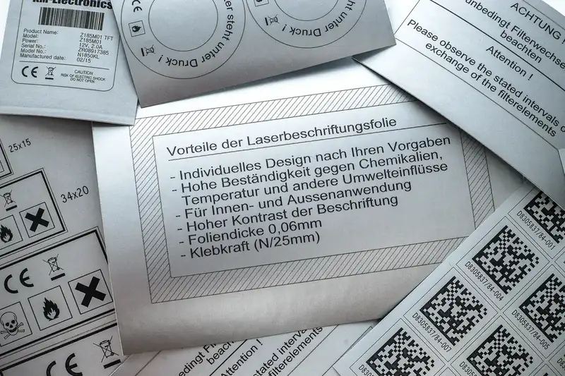 Gelaserte Typenschilder und Etiketten mit CE-Zeichen und DataMatrix-Codes
