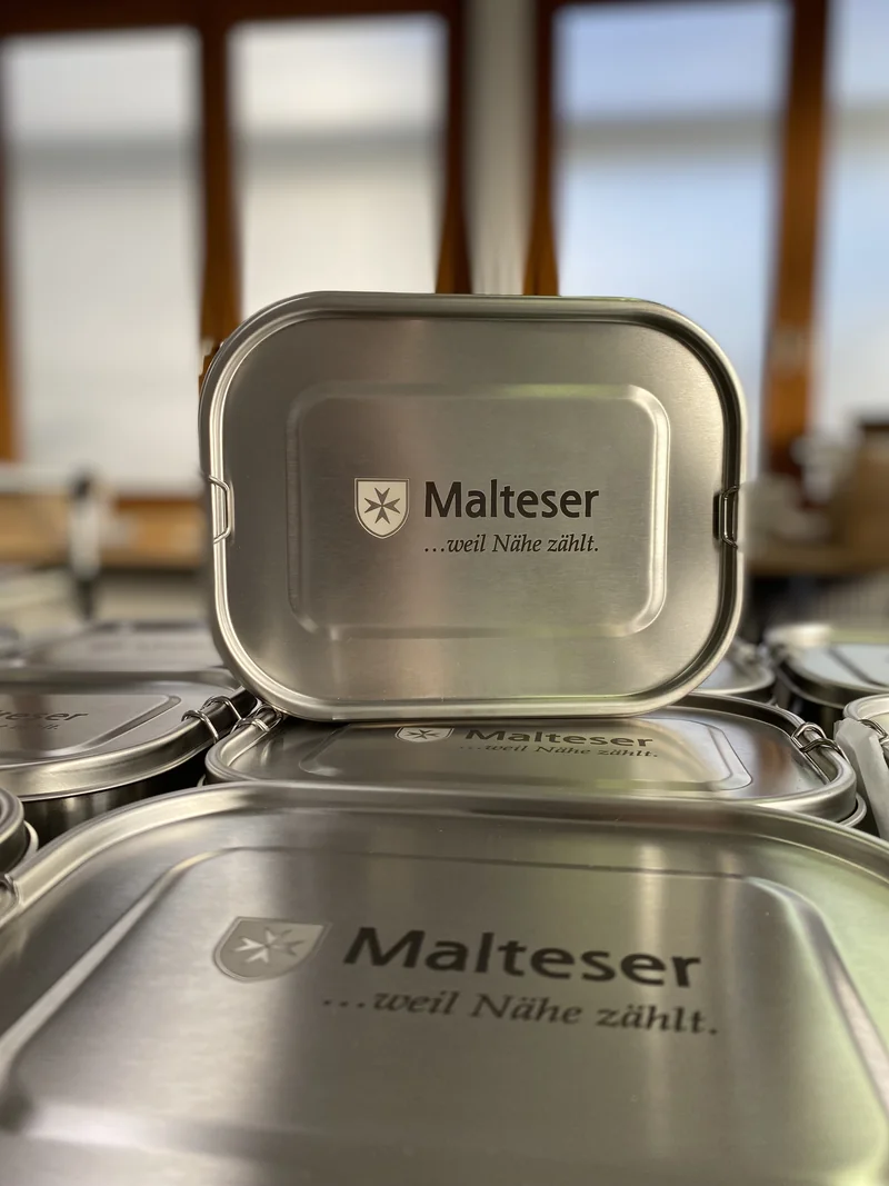 Gestapelte Lunchboxen aus Edelstahl mit graviertem Firmenlogo