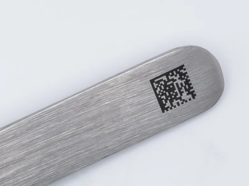 DataMatrix-Code auf dem Griff einer Edelstahlpinzette