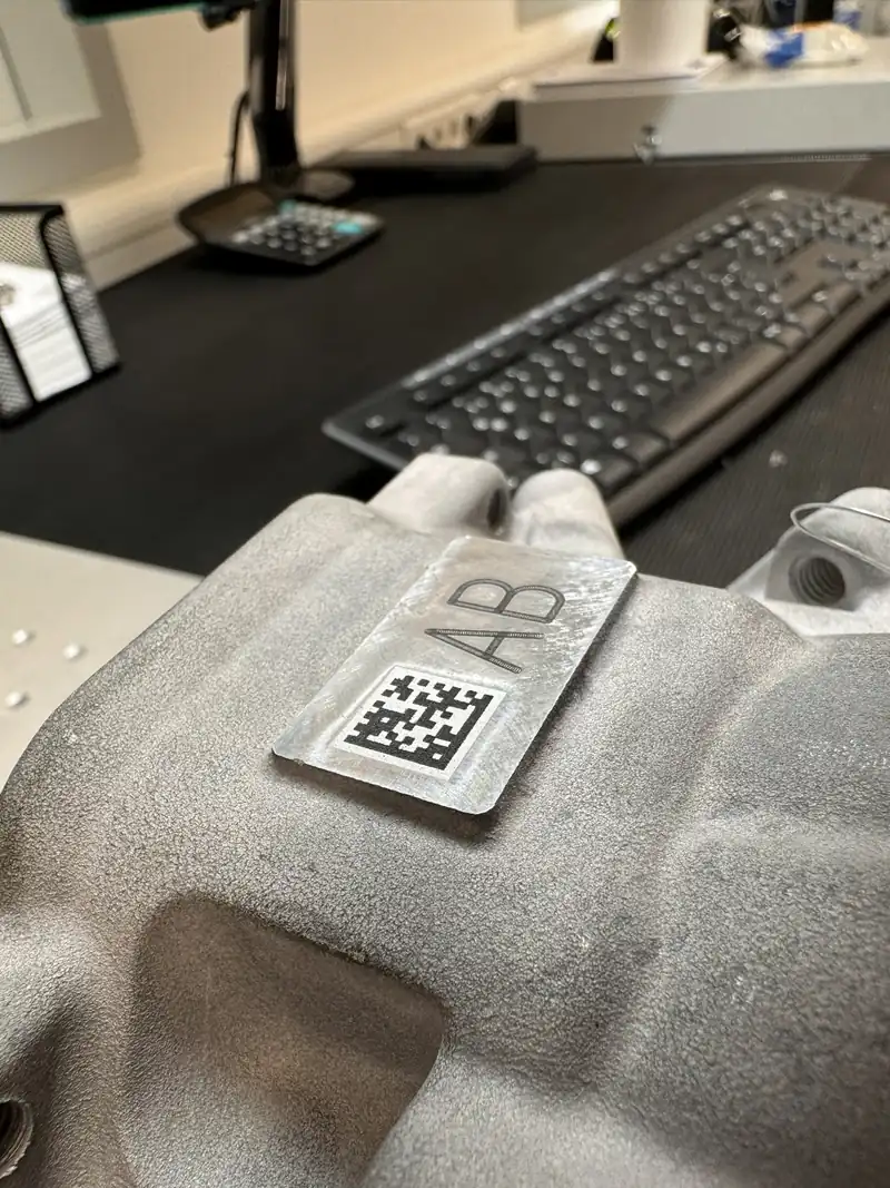 DataMatrix-Code direkt auf die plangefräste Fläche eines Aluminium-Gussteils graviert