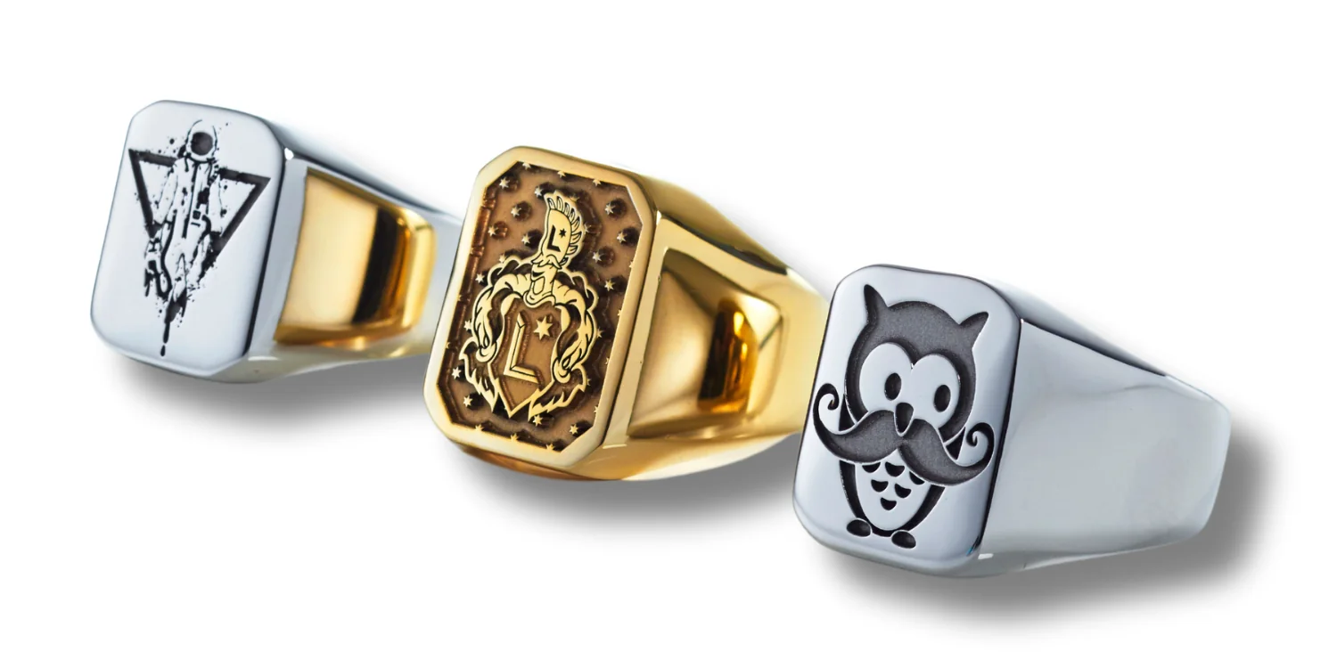 Siegelringe aus Silber und Gold mit gravierten Wappen und Logos