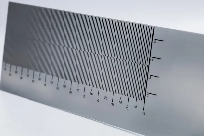 Feine Skalenteilung auf einem Metalllineal