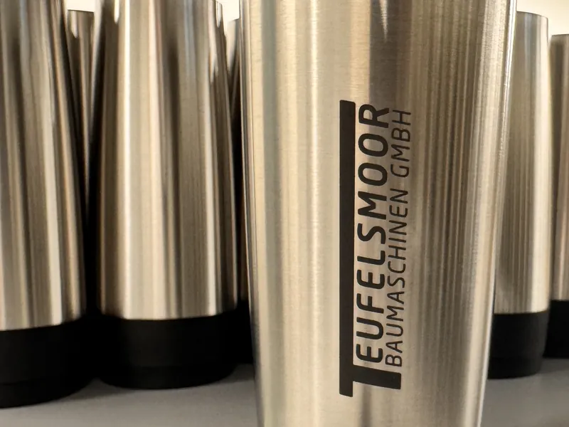 Thermobecher aus Edelstahl mit graviertem Firmenlogo