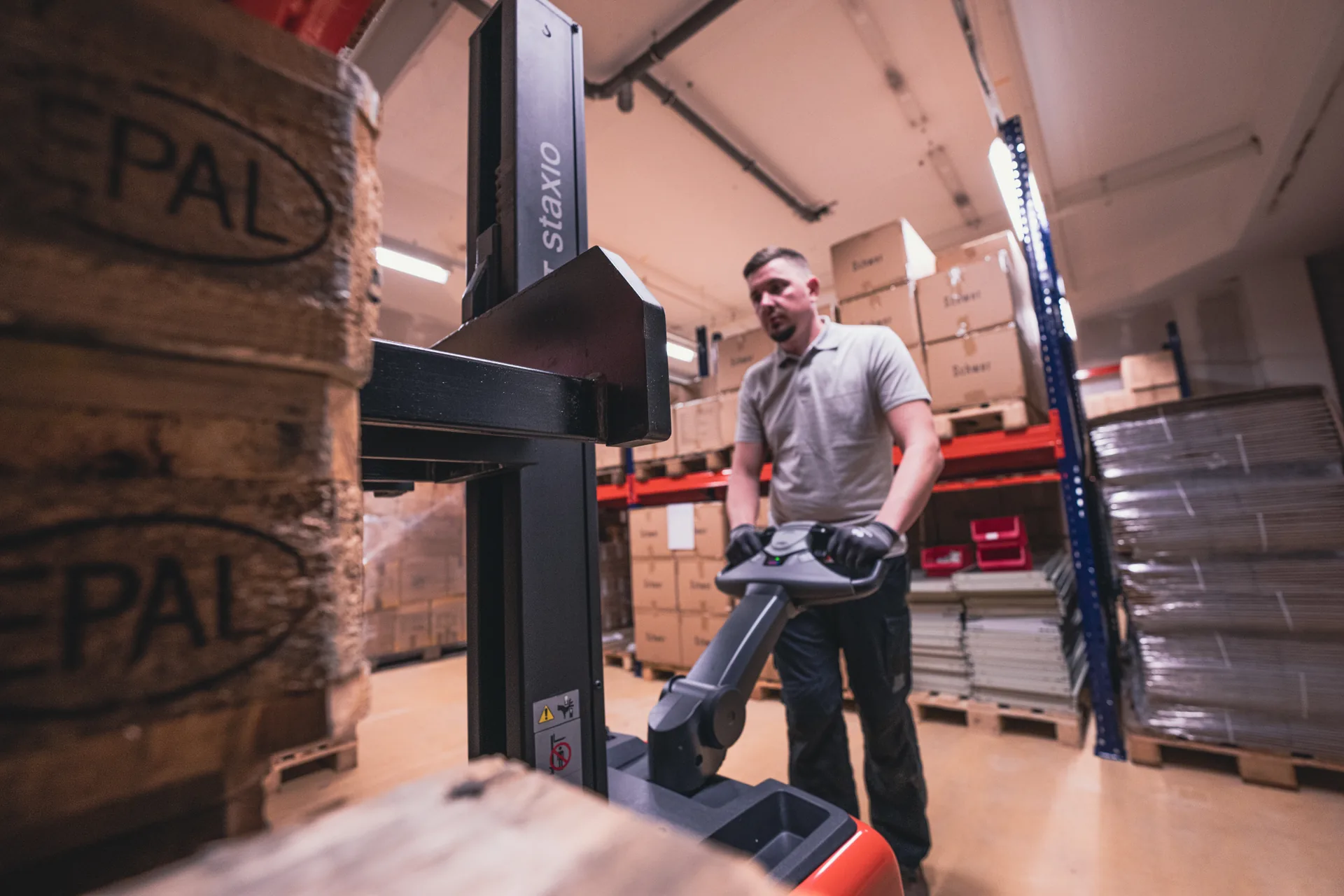 Versandvorbereitung im Lager von EB Lasertechnik in Pforzheim
